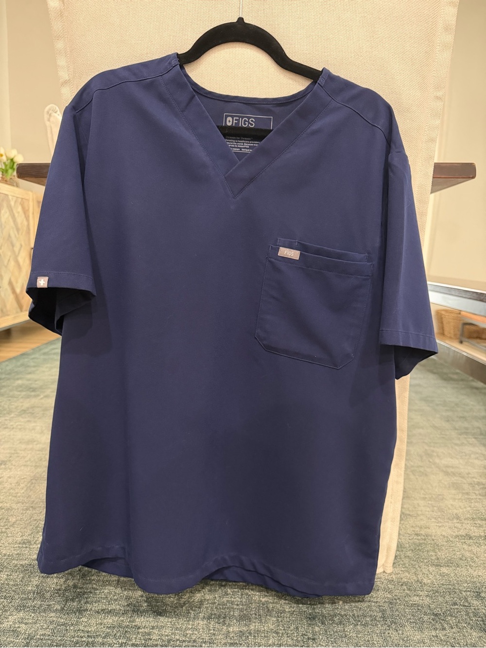 FIGS Men’s Navy V-Neck Leon Three-Pocket Scrub Top XL